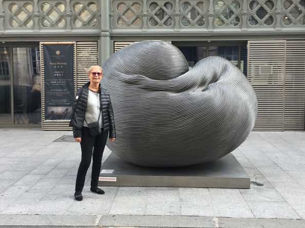 Danile Sicard devant une oeuvre de Kang Muxiang - YIA Paris -  17/10 20/10 2017 Le Careau du Temple Paris  